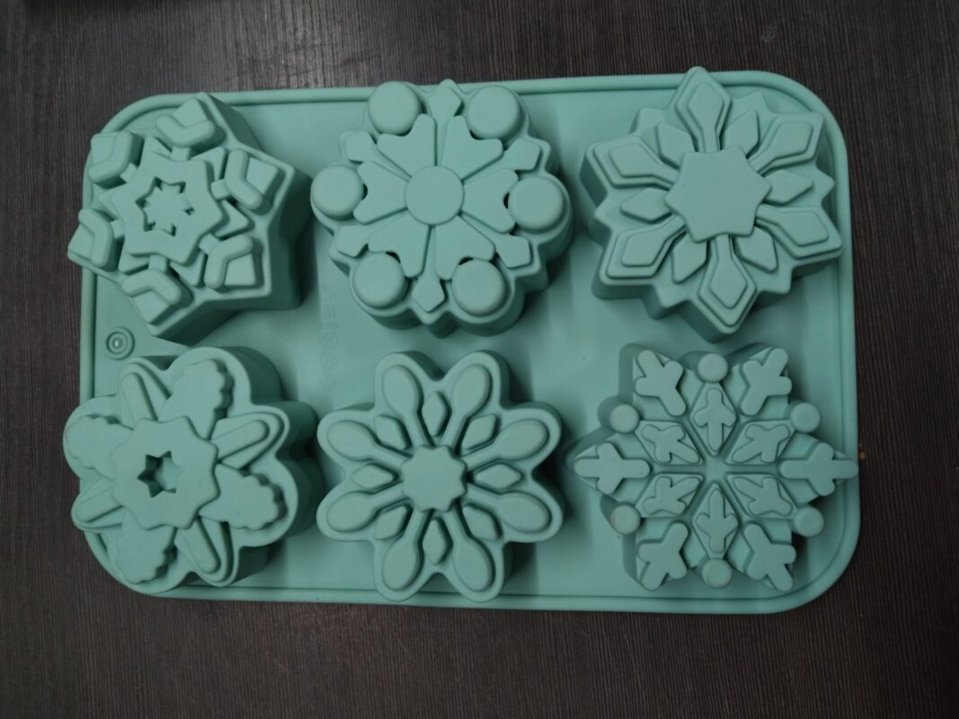 6 CAVITY SNOW FLAKES